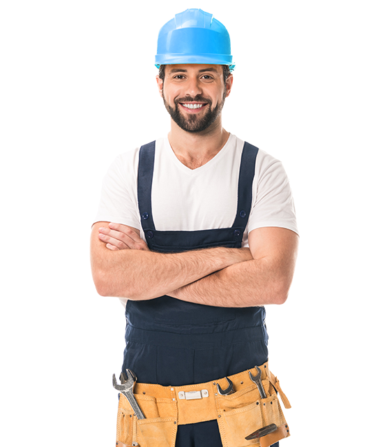 técnico con casco azul y los brazos cruzados