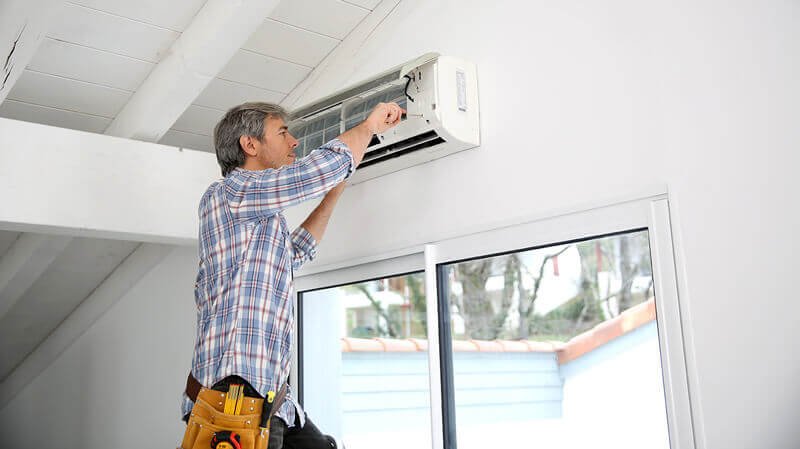 técnico instalando un aparato de refrigeración